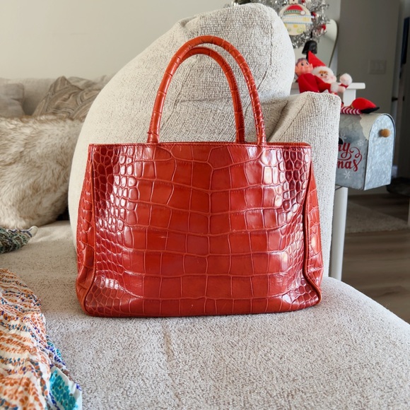 11. FURLA GENUINE LEATHER TOTE HANGBAG - Picture 4 of 10